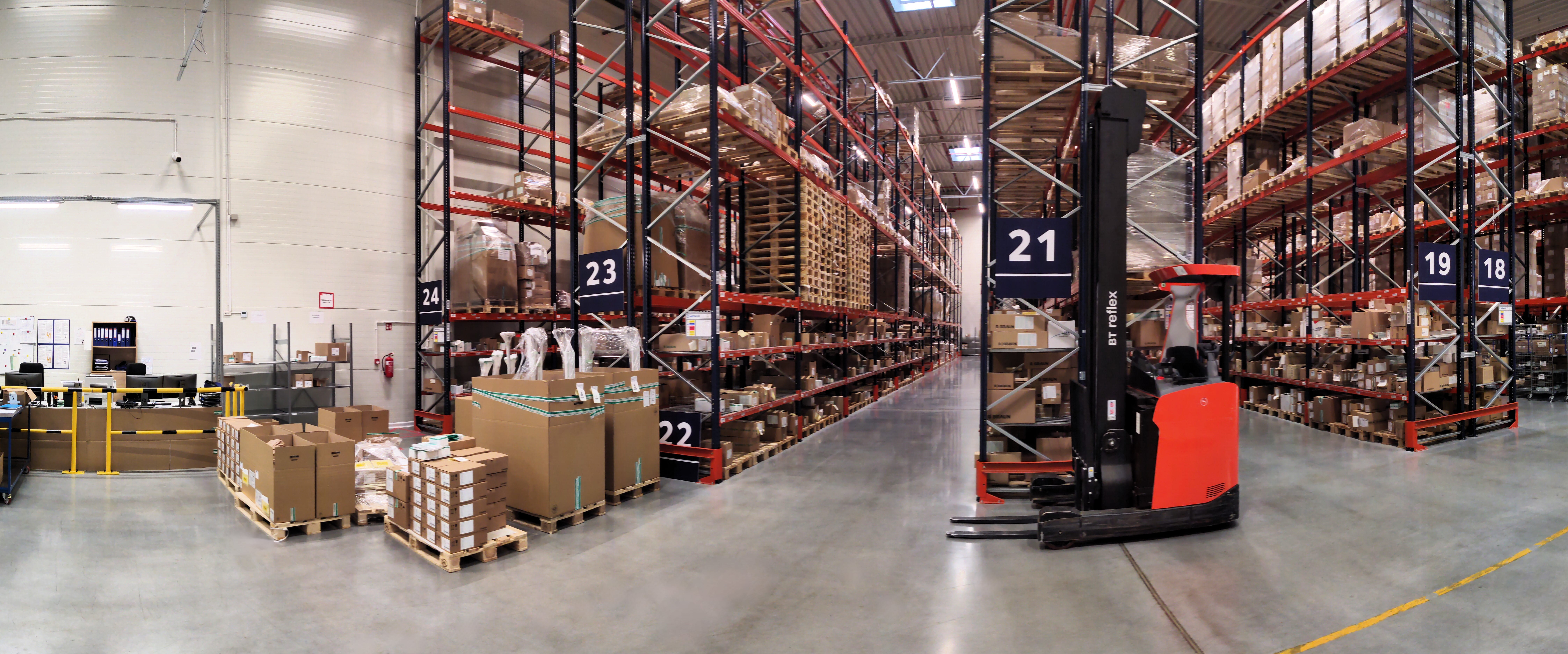 Wózek widłowy w magazynie